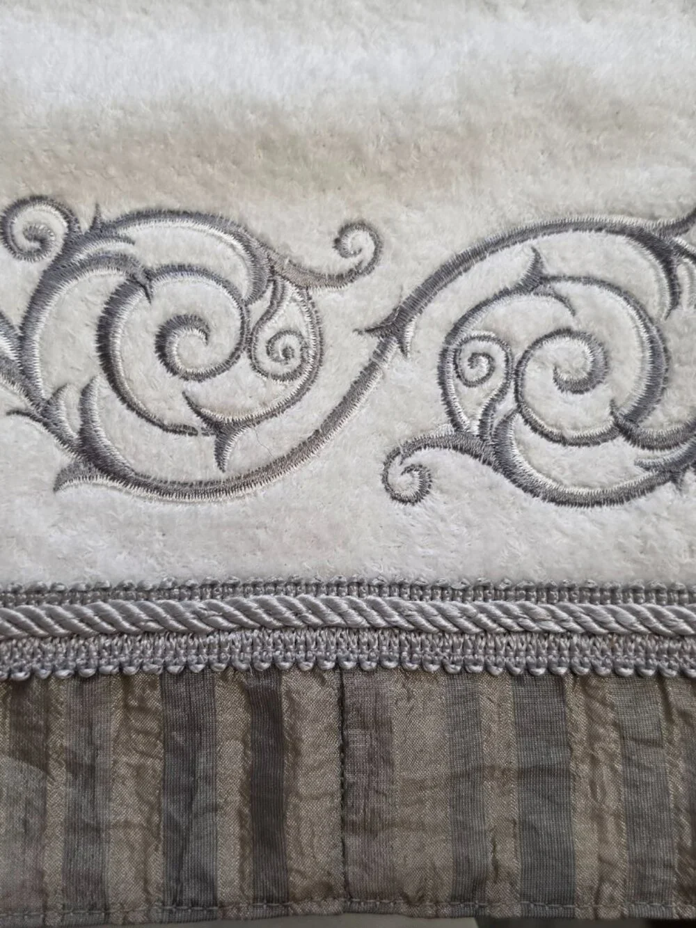 Avanti white 100% cotton embrodered embellished hand towels (4)